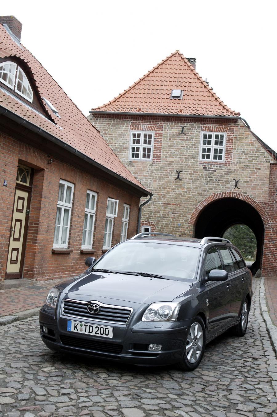  Toyota Avensis Wagon 2003 года  (фото 13 из 76)